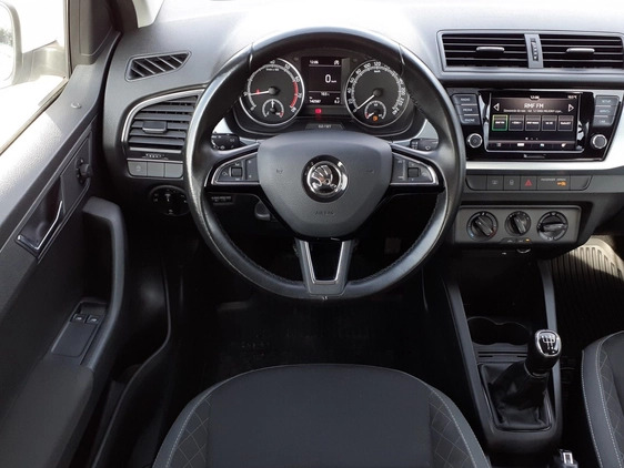 Skoda Fabia cena 43900 przebieg: 142587, rok produkcji 2020 z Pieszyce małe 529